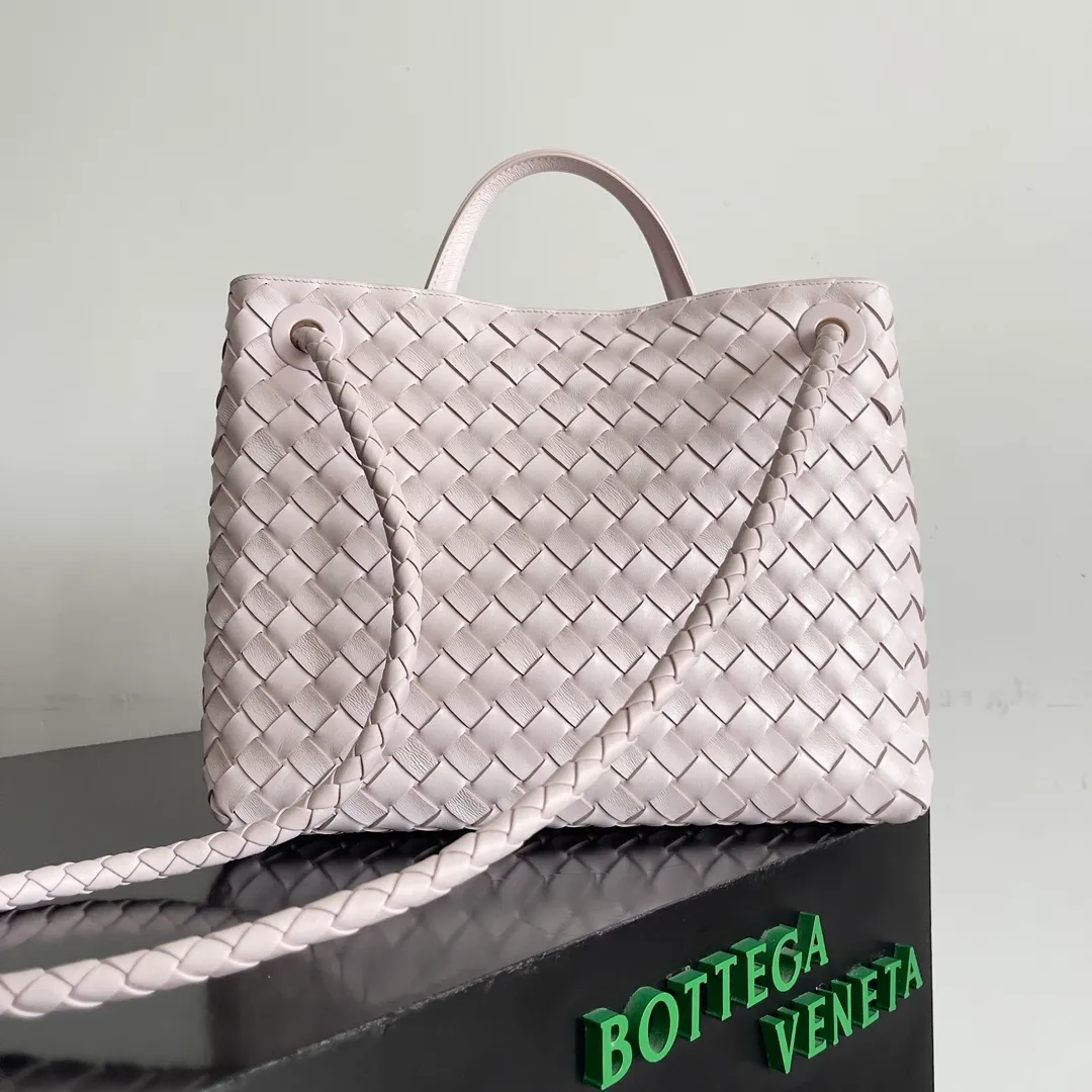 The 2023 new Andiamo batch of 2260 BV has been shipped‼ ️Really popular🔥The new Andiamo woven handbag launched by Bottega Veneta this season is really popular all over the world! ! Celebrities at home and abroad have worn it, and Oscar-winning actress Michelle Yeoh has taken it out on the street. Song Jia, Trai Yara, Yu Feihong, Sanji Ayaka, Rosie Hunting-Whiteley, Yoshioka Riho, etc. have all picked up this bag. It is classic and versatile, showing off its temperament, and the bag capacity is also large, which is very convenient for daily commuting! ! A variety of carrying methods, the shoulder straps can be adjusted by yourself, the original lambskin feels soft and delicate, and the unisex style breaks the gender boundaries and brings a more practical and long-lasting use experience. Andiamo, which has both elegant and casual styles, perfectly interprets the true appearance of "fashionable old money style". Style number: 743572 Size: 32*24*12